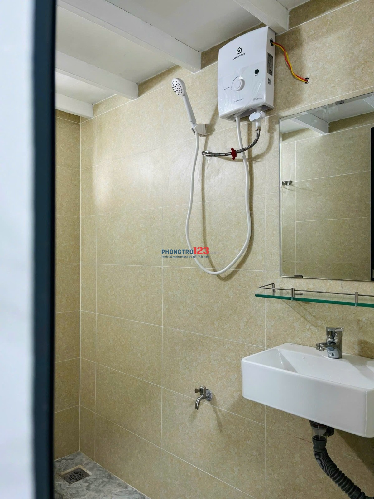 Phòng cửa sổ trời full nội thất