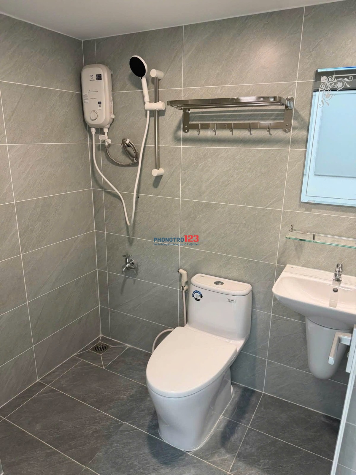 Cần cho thuê Cao Ốc Đặng Văn Ngữ có ban công, đầy đủ nội thất 87m2, 2pn giá 14 tr/th