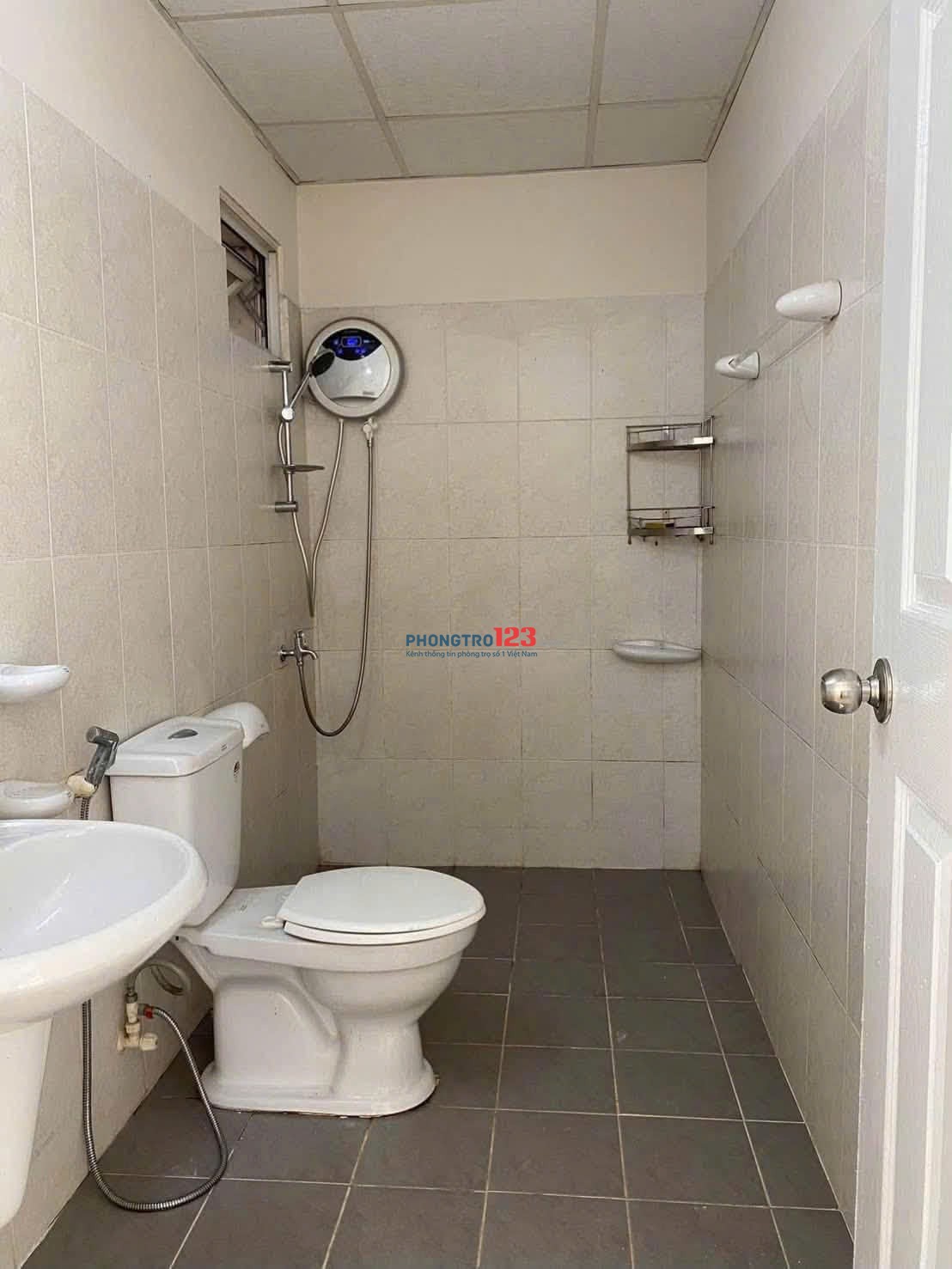 Căn Hộ Oriental Plaza- 116m2, 3PN, Nội thất cơ bản, giá 13.5 tr/th