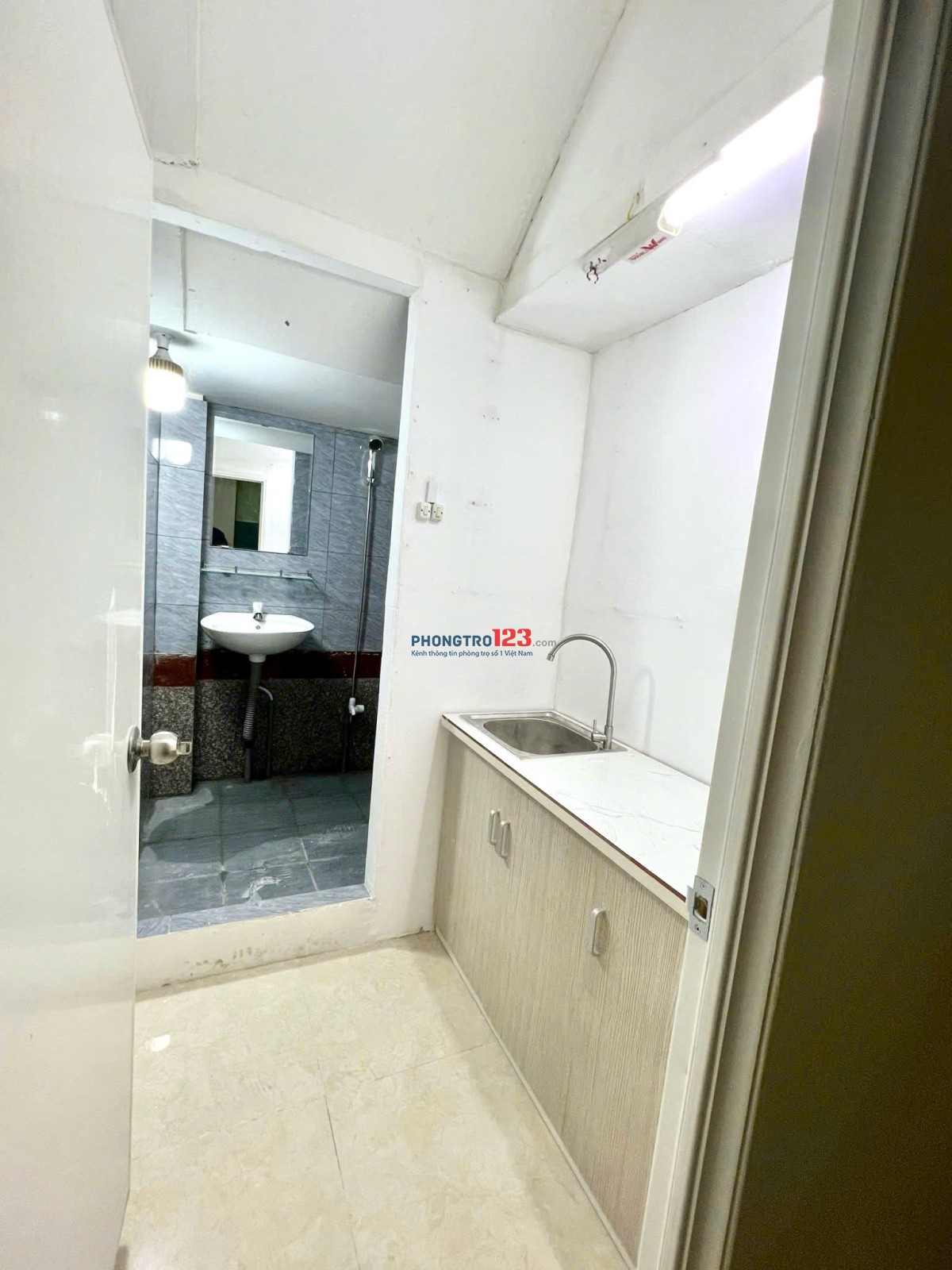 Phòng máy lạnh trệt tách bếp giá 2tr6 trống sẵn