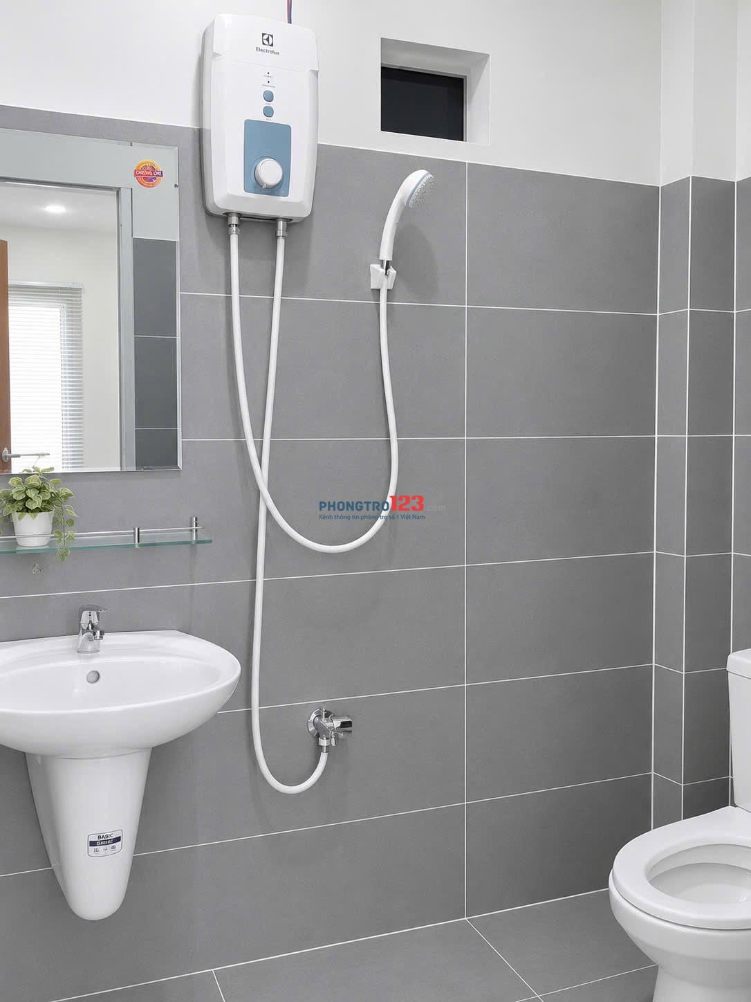 Cho thuê phòng ban công 35m2, máy giặt riêng Bình Thạnh gần ngã tư hàng xanh, tiện Quận 1, Phú Nhuận