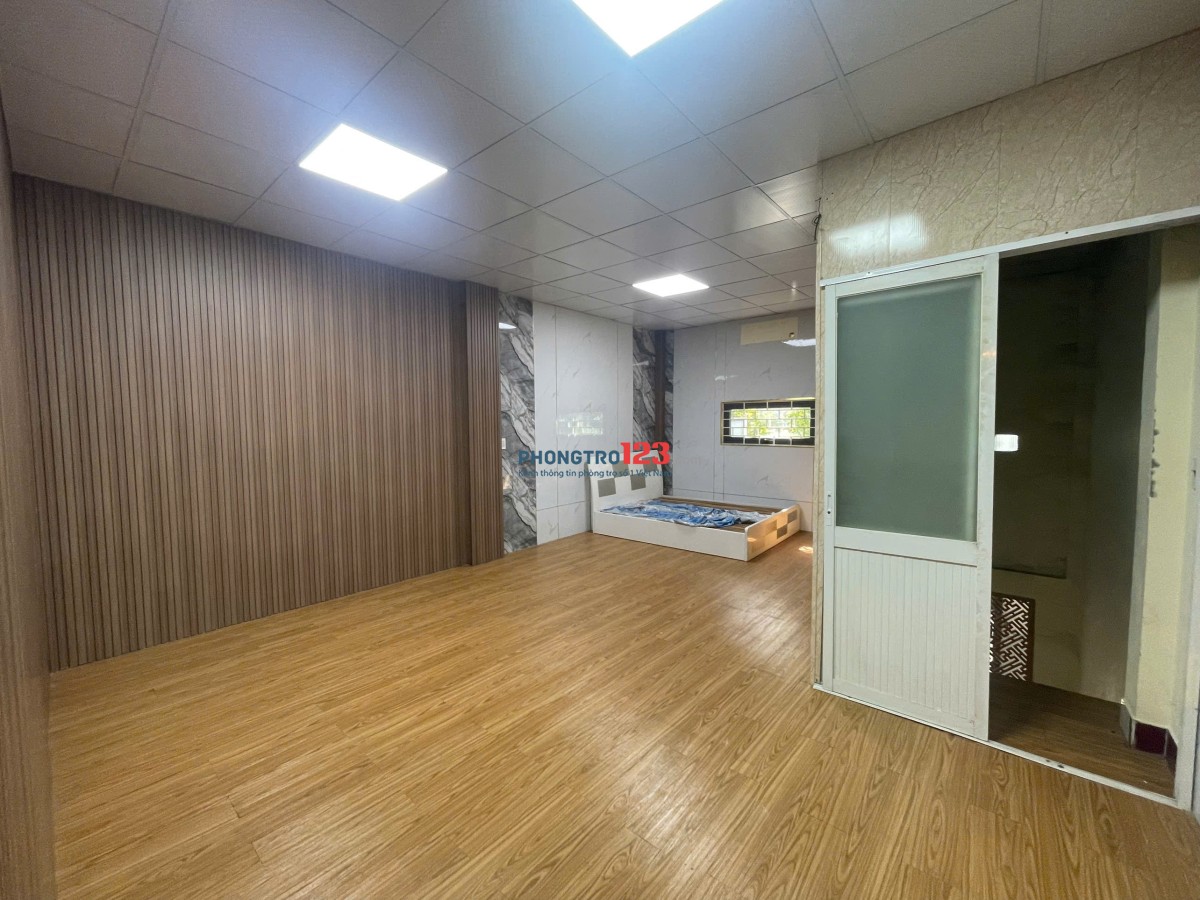 Cho thuê nhà cấp 4 dt 5x20 đối diện cổng C, đường 60m Giá 10tr