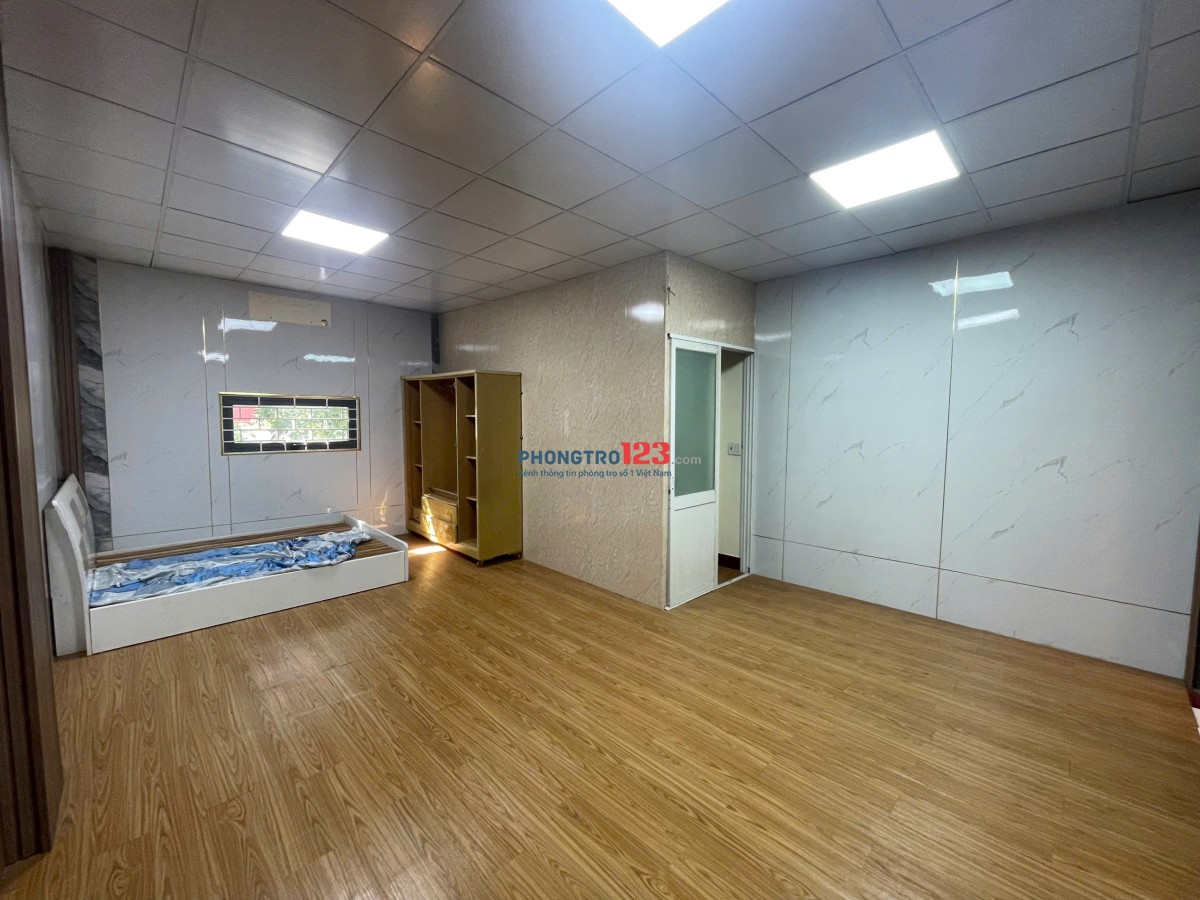 Cho thuê nhà cấp 4 dt 5x20 đối diện cổng C, đường 60m Giá 10tr