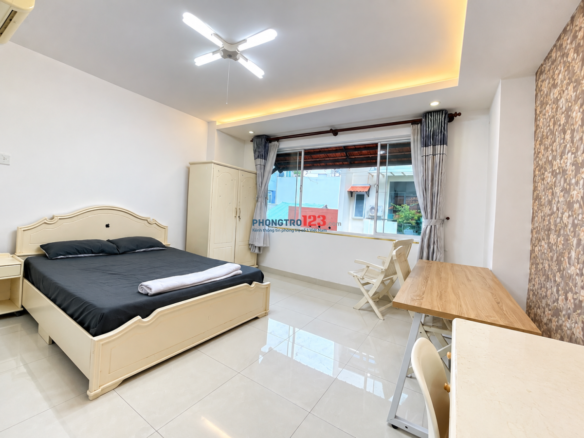 Phòng đầy đủ nội thất, có bếp riêng và cửa sổ lớn. Khu an ninh cao, số lượng phòng ít, yên tĩnh