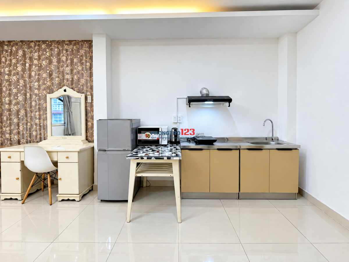 Phòng đầy đủ nội thất, có bếp riêng và cửa sổ lớn. Khu an ninh cao, số lượng phòng ít, yên tĩnh