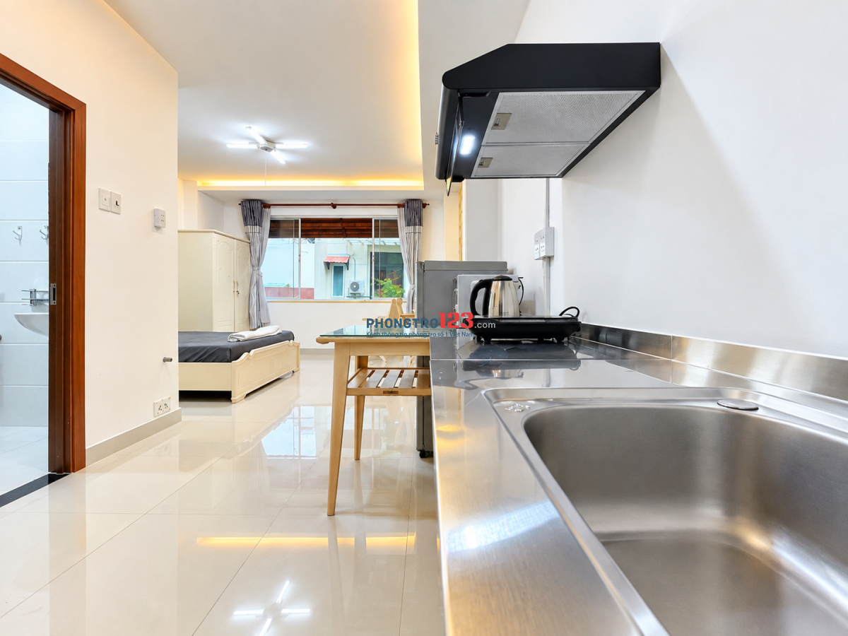 Phòng đầy đủ nội thất, có bếp riêng và cửa sổ lớn. Khu an ninh cao, số lượng phòng ít, yên tĩnh