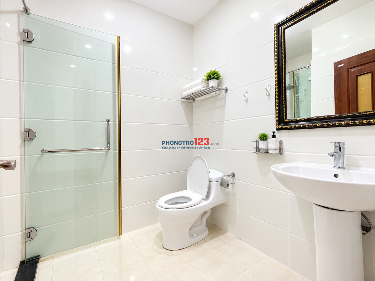 Phòng đầy đủ nội thất, có bếp riêng và cửa sổ lớn. Khu an ninh cao, số lượng phòng ít, yên tĩnh