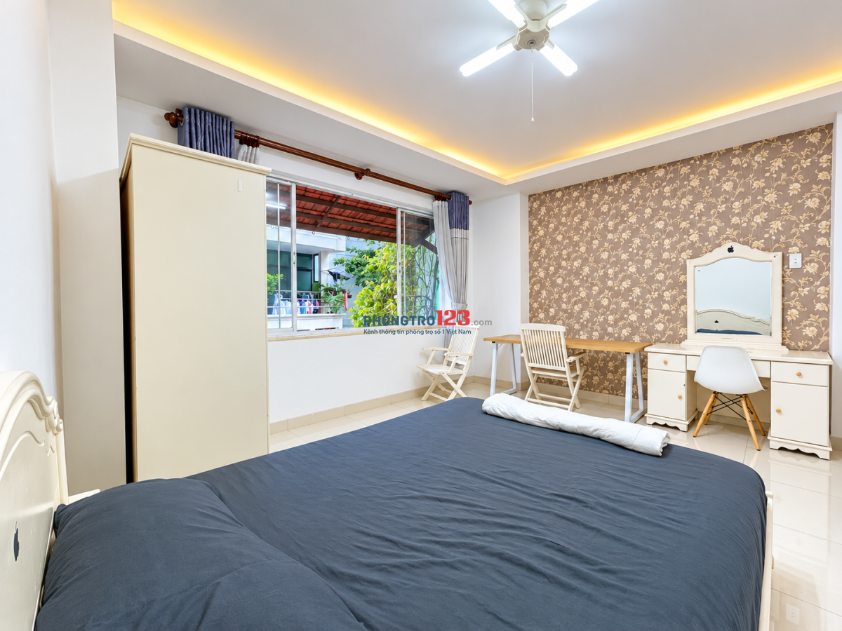 Phòng đầy đủ nội thất, có bếp riêng và cửa sổ lớn. Khu an ninh cao, số lượng phòng ít, yên tĩnh