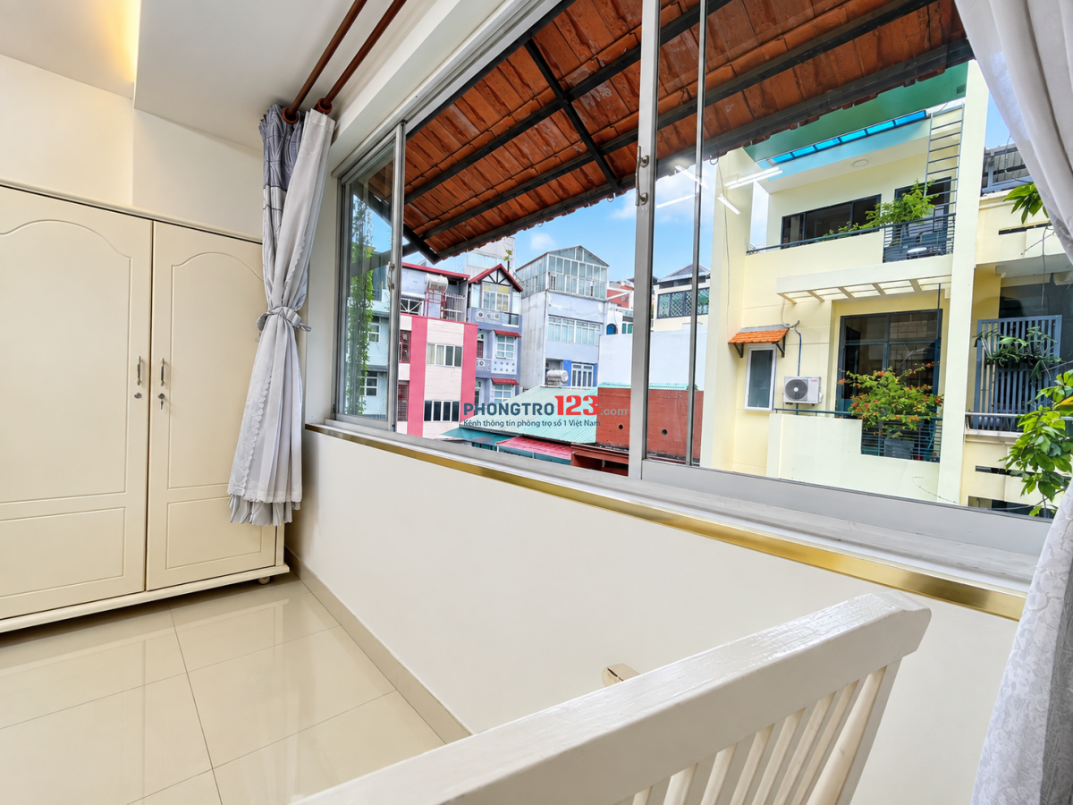 Phòng đầy đủ nội thất, có bếp riêng và cửa sổ lớn. Khu an ninh cao, số lượng phòng ít, yên tĩnh