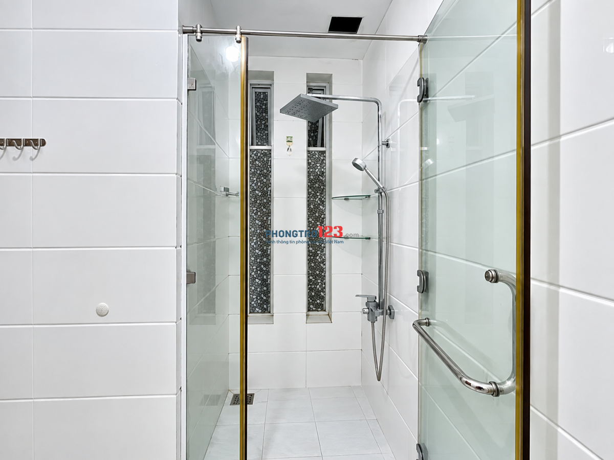 Phòng đầy đủ nội thất, có bếp riêng và cửa sổ lớn. Khu an ninh cao, số lượng phòng ít, yên tĩnh