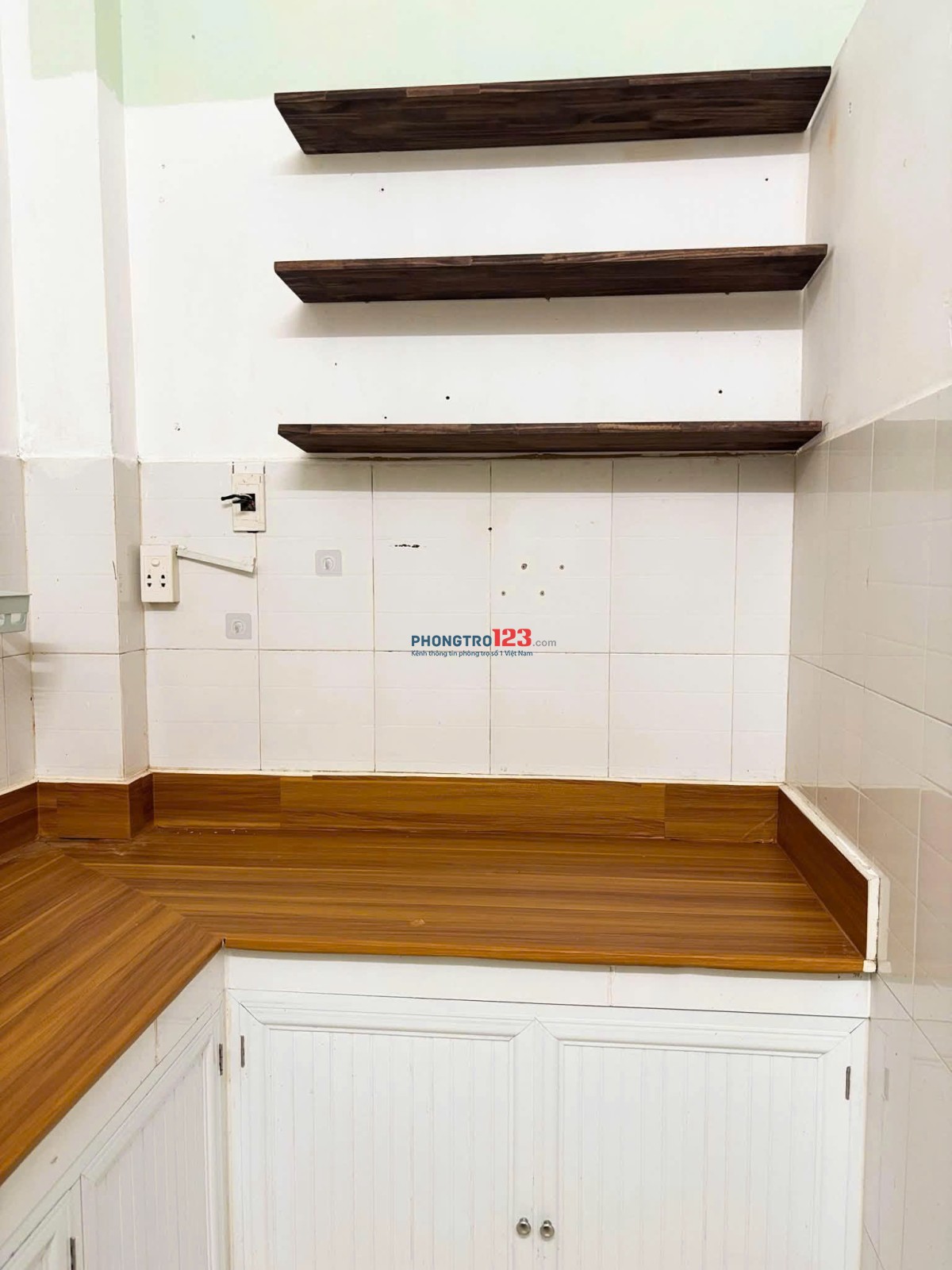 Nhà riêng 1/Phan Đình Phùng (98,2m2) có sẵn nội thất, 2PN, ban công, giá 14.5tr/th