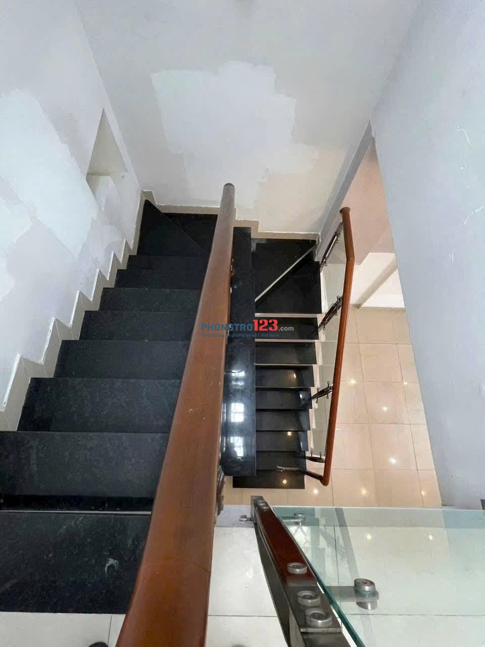 Cho thuê nhà Huỳnh Văn Bánh, 2PN (99.7m2) Sẵn nội thất , giá 14 tr/th