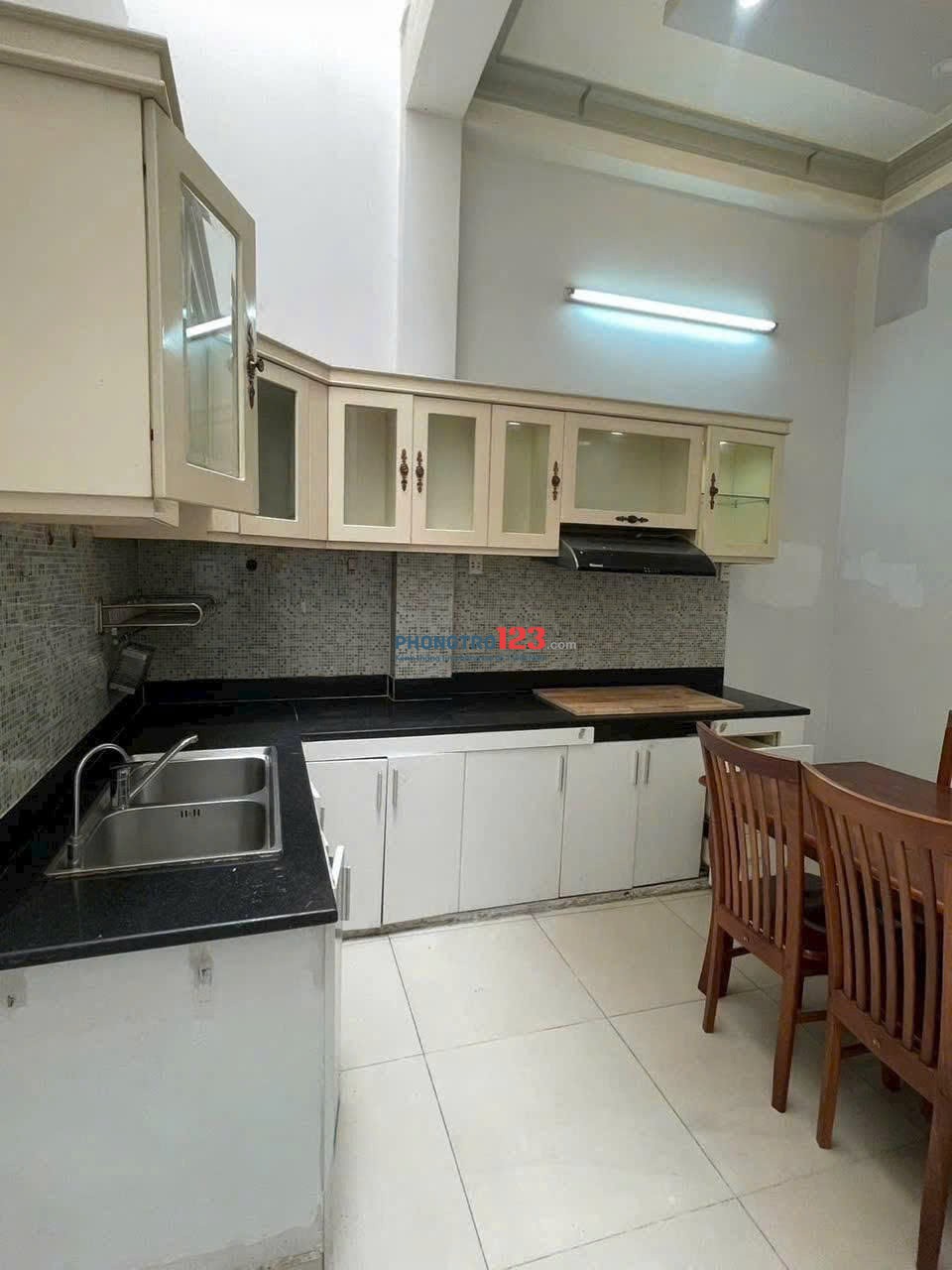 Cho thuê nhà Huỳnh Văn Bánh, 2PN (99.7m2) Sẵn nội thất , giá 14 tr/th