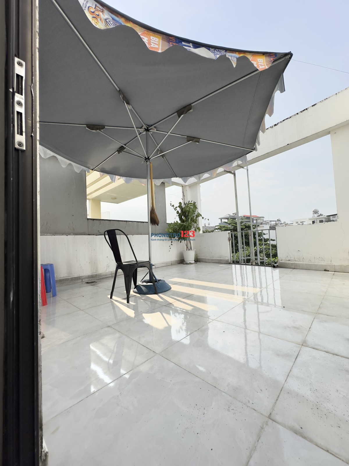 Phòng tầng 3 sở hữu luôn sân thượng phía trước tại 116/46 Dương Quảng Hàm p5 Gò Vấp gần ĐH Văn Lang