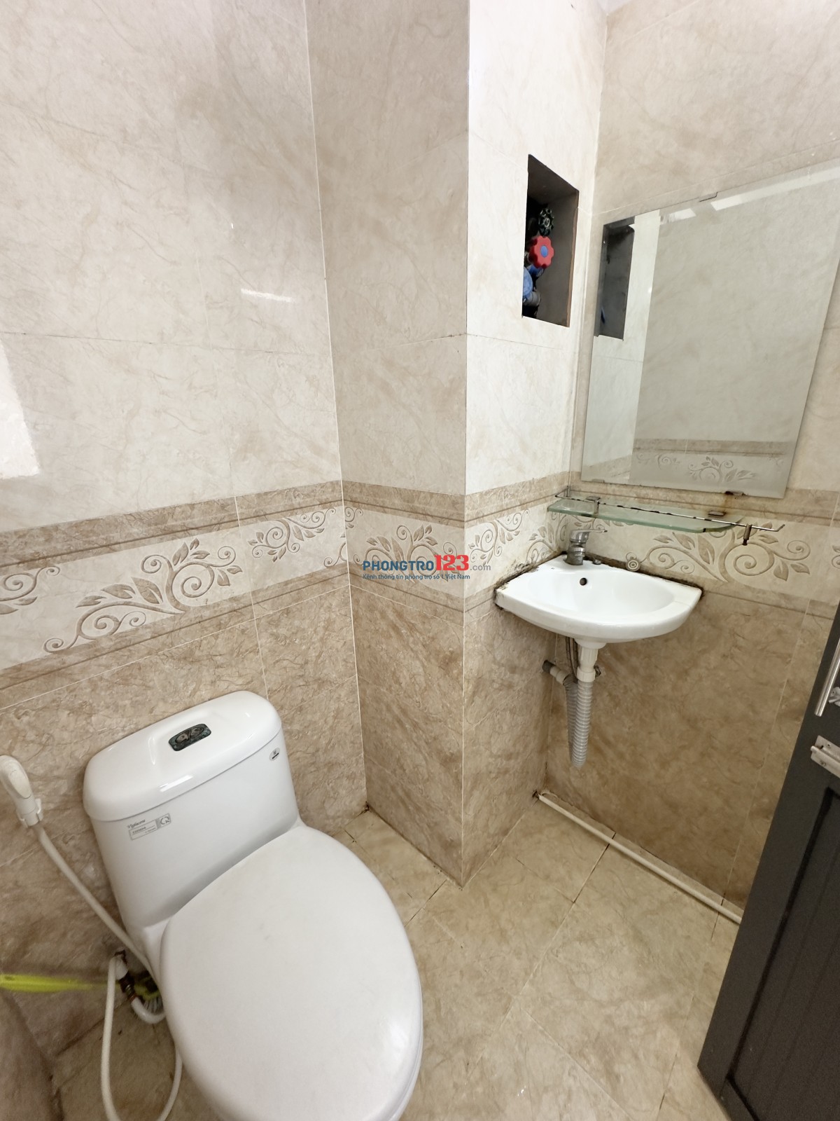 Phòng tầng 3 sở hữu luôn sân thượng phía trước tại 116/46 Dương Quảng Hàm p5 Gò Vấp gần ĐH Văn Lang