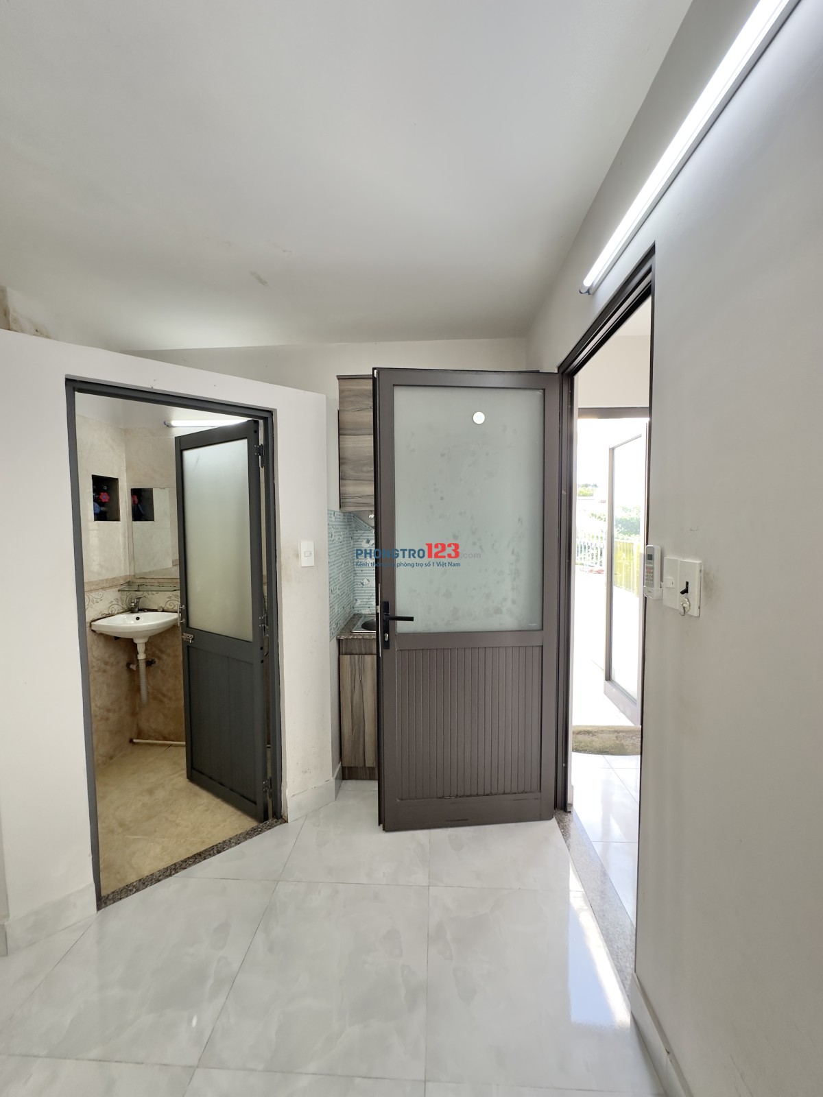 Phòng tầng 3 sở hữu luôn sân thượng phía trước tại 116/46 Dương Quảng Hàm p5 Gò Vấp gần ĐH Văn Lang