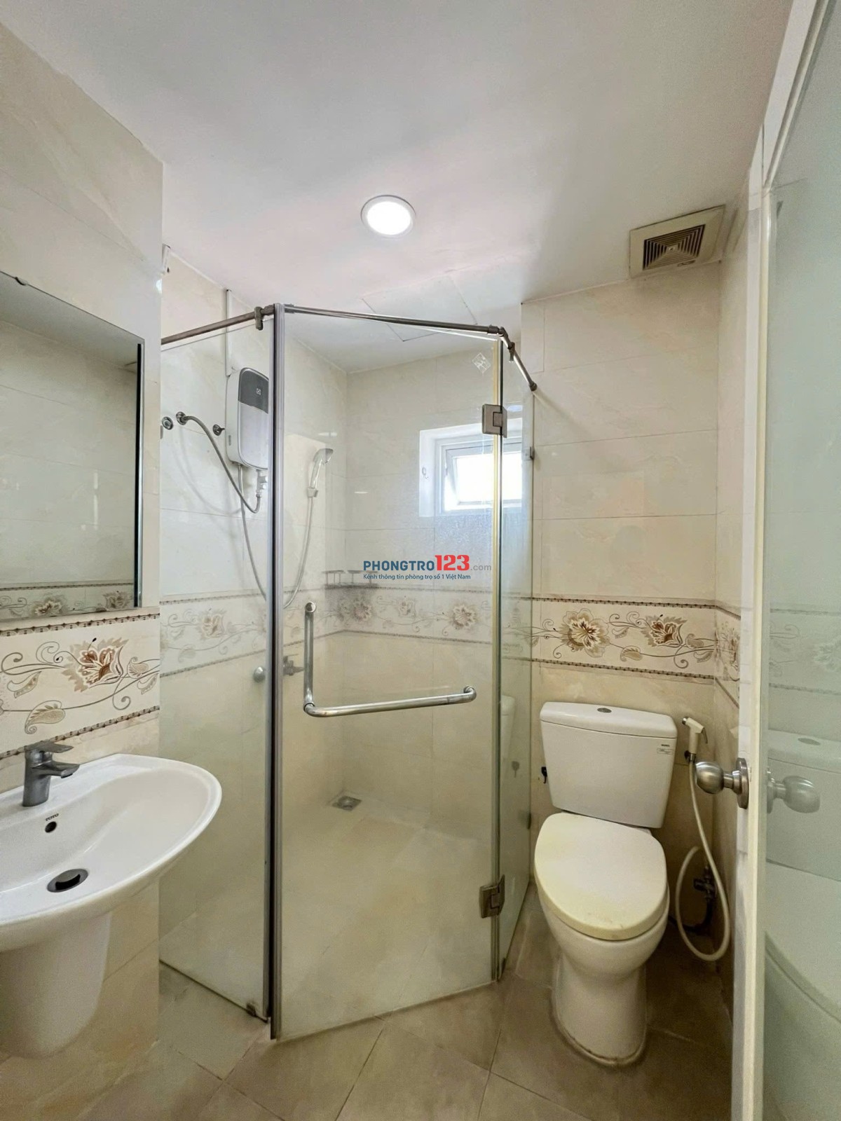 Chung cư Oriental 685 Âu Cơ cho thuê căn 3PN, không nội thất giá 13tr5/tháng