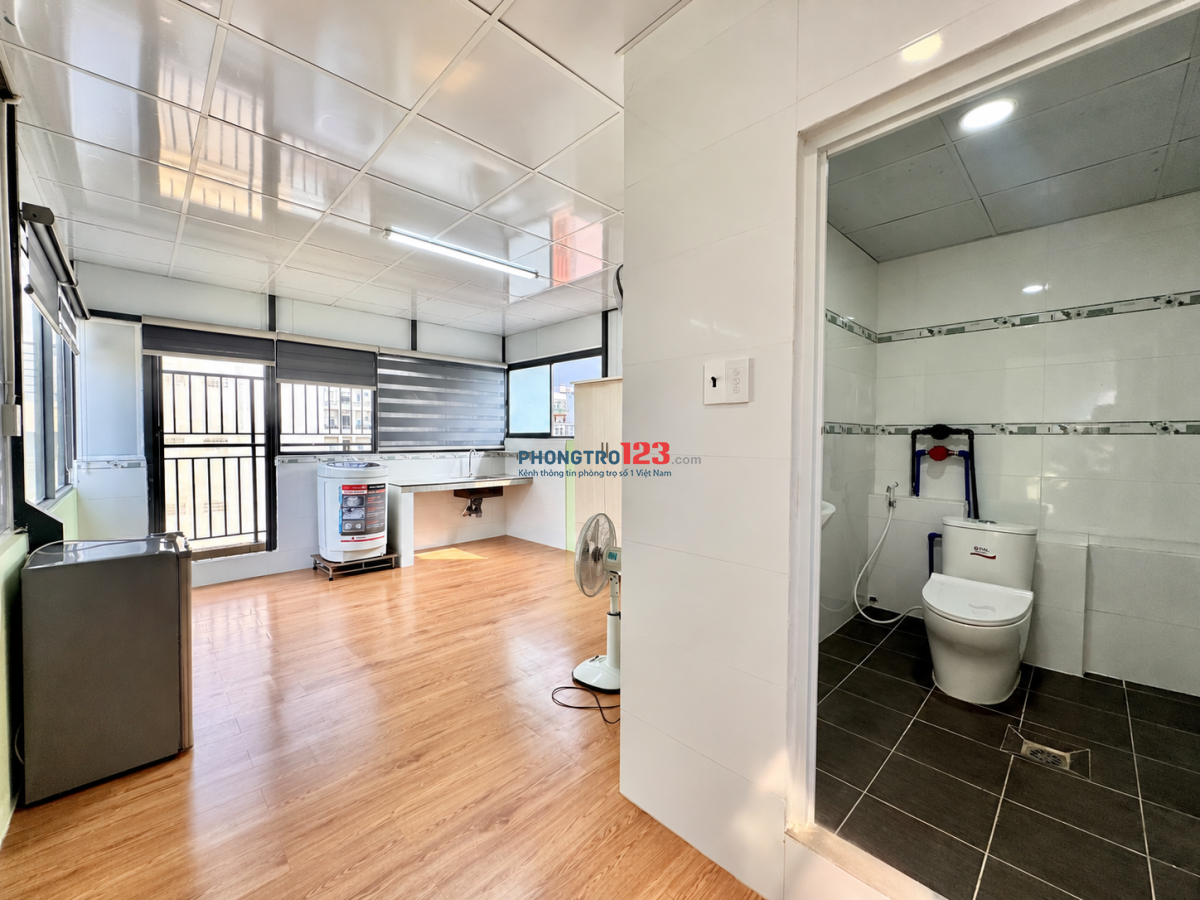 Phòng gần Etown 5' đi bộ, View sân thượng, full nôi thất, Studio.