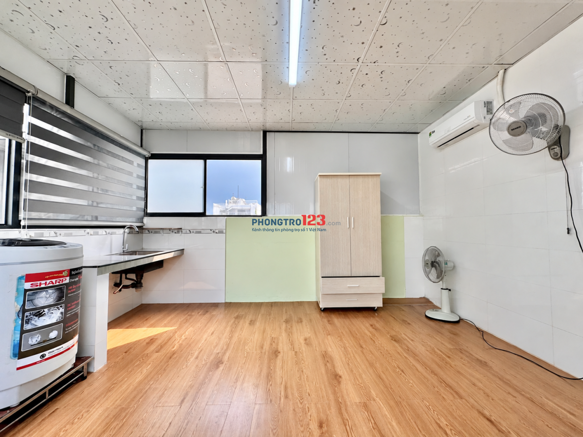 Phòng gần Etown 5' đi bộ, View sân thượng, full nôi thất, Studio.