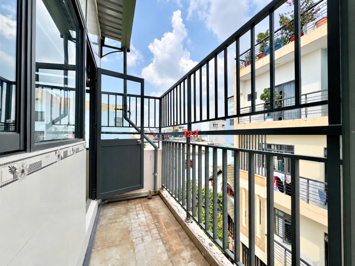 Phòng gần Etown 5' đi bộ, View sân thượng, full nôi thất, Studio.