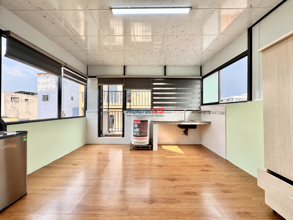 Phòng gần Etown 5' đi bộ, View sân thượng, full nôi thất, Studio.