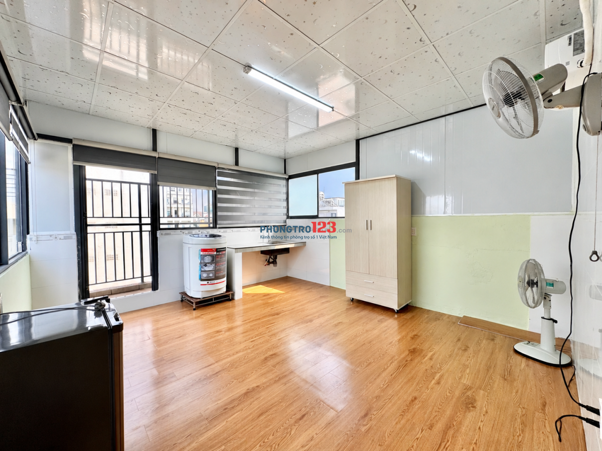 Phòng gần Etown 5' đi bộ, View sân thượng, full nôi thất, Studio.