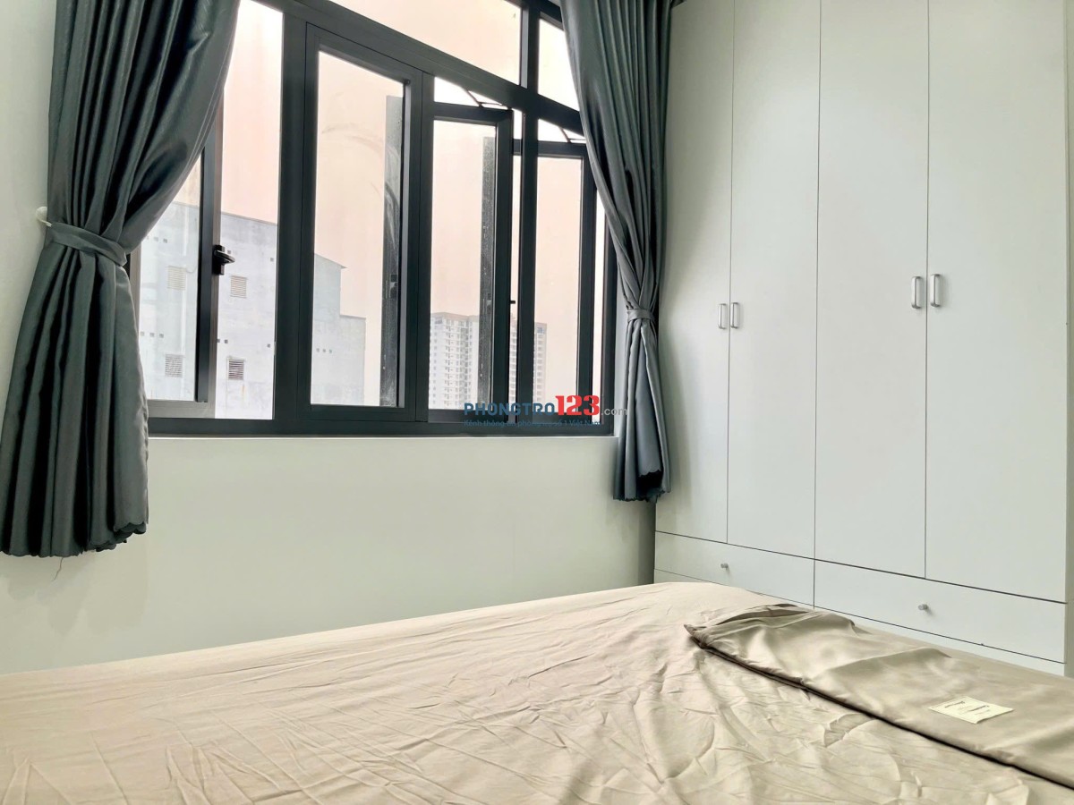 PHÒNG CÓ CỬA SỔ KÍNH LỚN THOÁNG MÁT FULL NỘI THẤT ĐƯỜNG LÊ VĂN SỸ QUẬN PHÚ NHUẬN, SÁT QUẬN 3, QUẬN 1