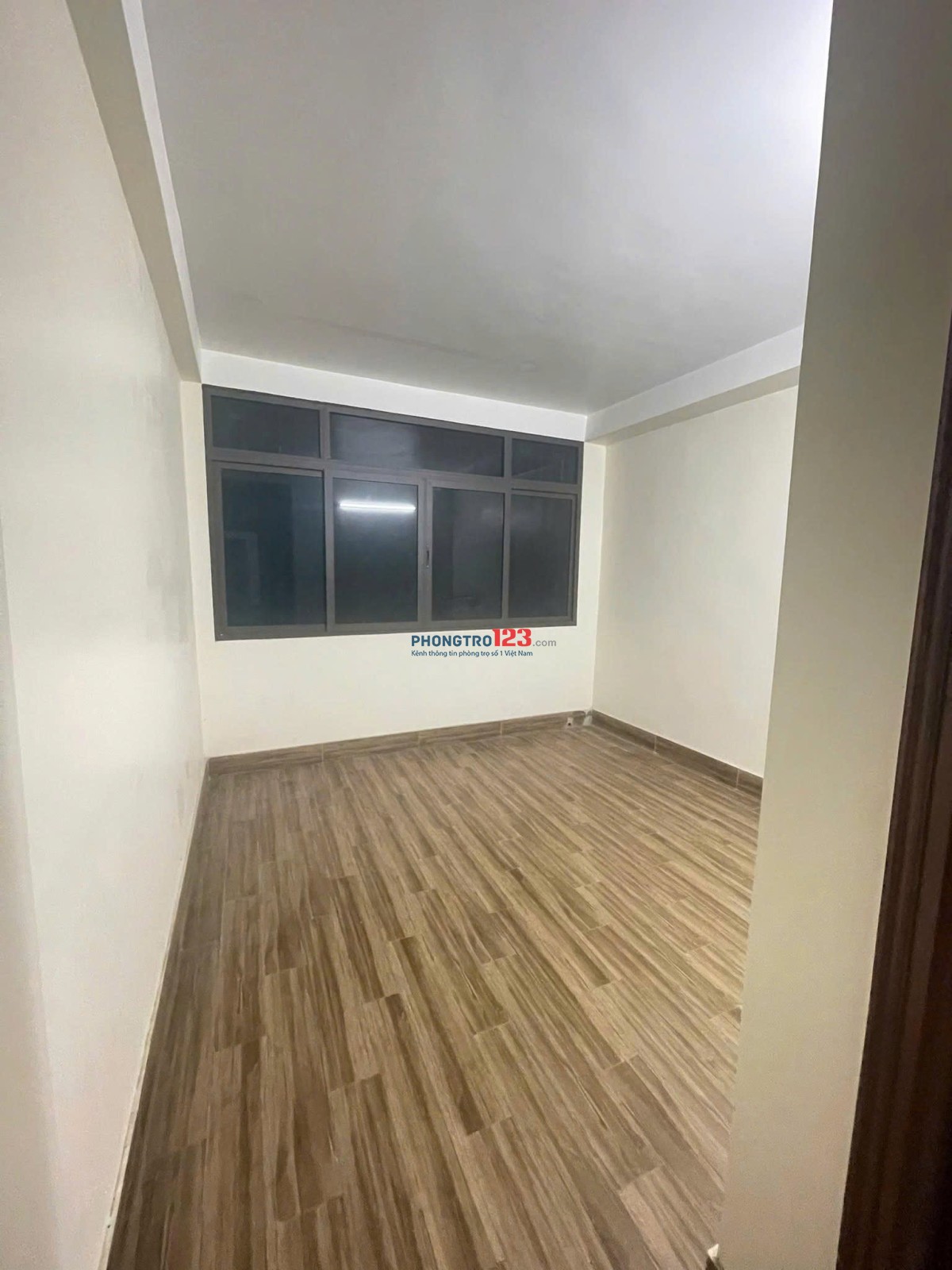 Nhà riêng 1/ Phan Xích Long, 94m2 sẵn nội thất, giá 14 tr/th 2PN, Ban công.