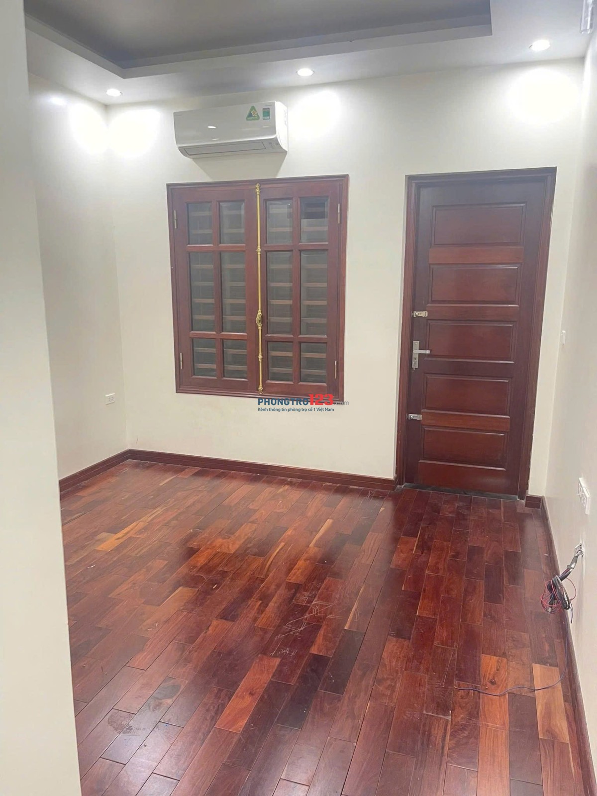 Nhà riêng 1/ Phan Xích Long, 94m2 sẵn nội thất, giá 14 tr/th 2PN, Ban công.
