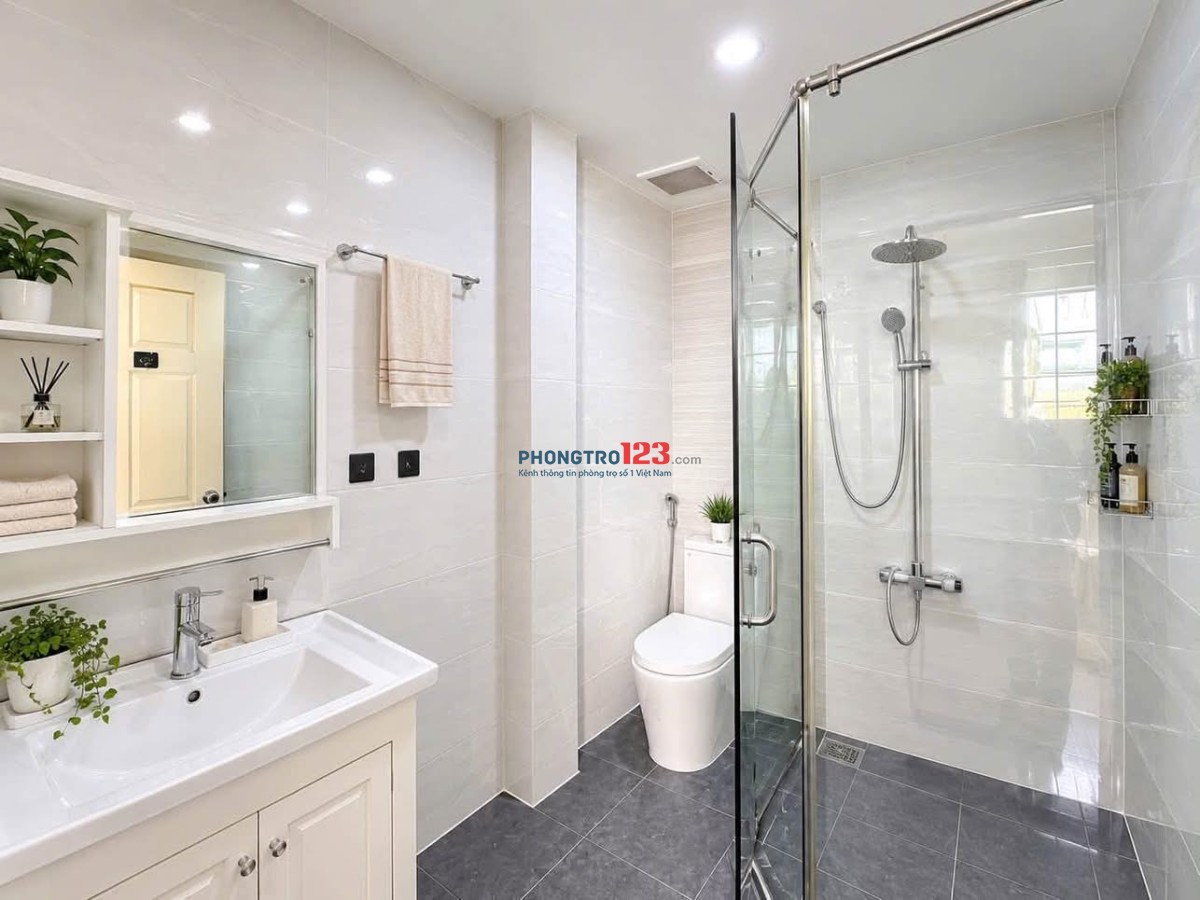 Cho thuê phòng 35m2, cửa sổ thoáng đường Huỳnh Văn Bánh, Phú Nhuận sát quận 1, 3