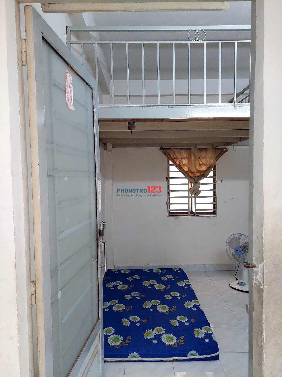 Phòng cho thuê thoáng mát an ninh tốt yên tĩnh, tiện nghi: tủ lạnh, nệm, quạt...