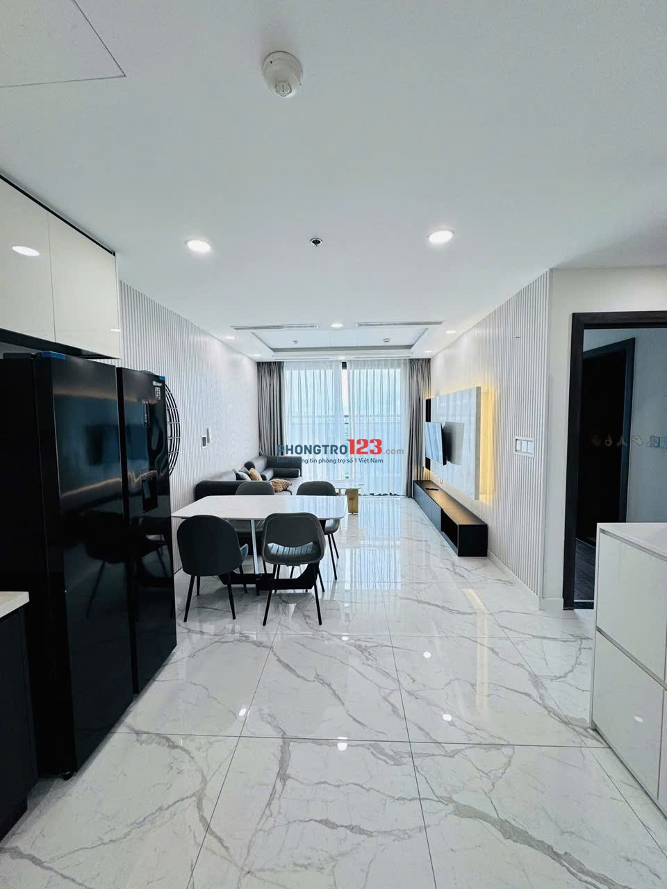 Căn 3 phòng ngủ Republic Plaza giá 18tr, sẵn nội thất cao cấp.