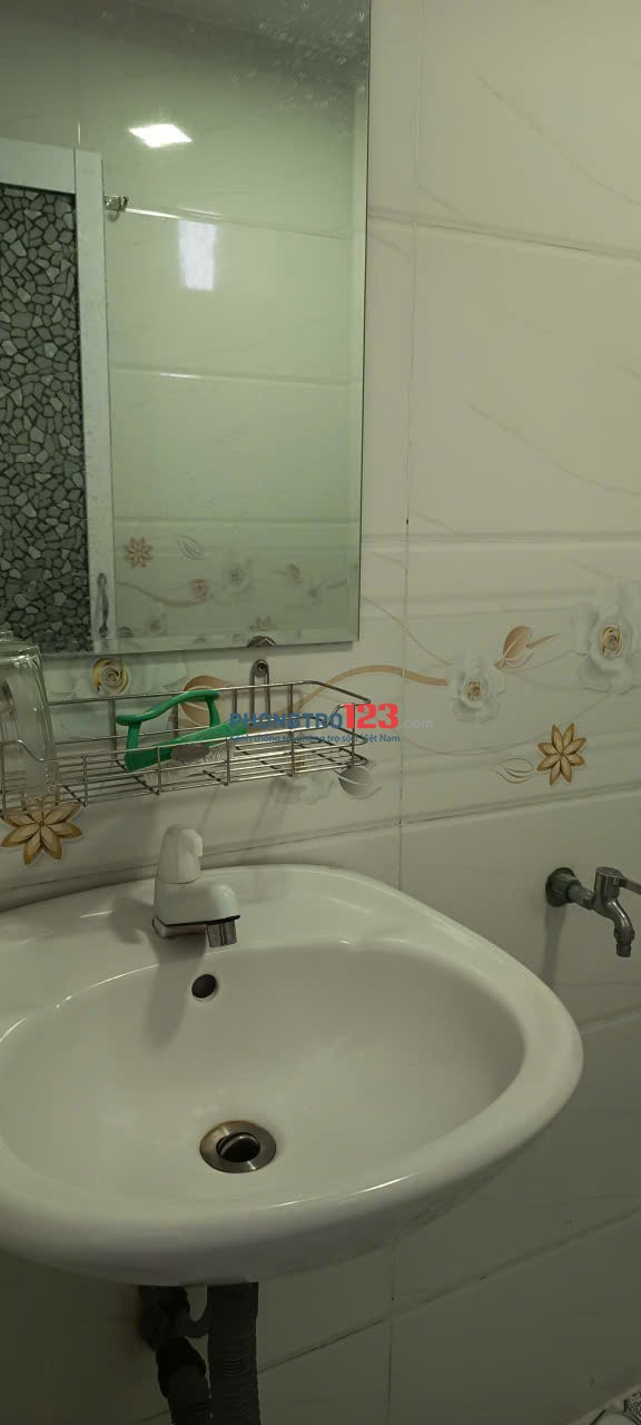 Room for rent—clean and airy. Cho thuê phòng, sạch sẽ, thoáng mát. Khu vực an ninh.