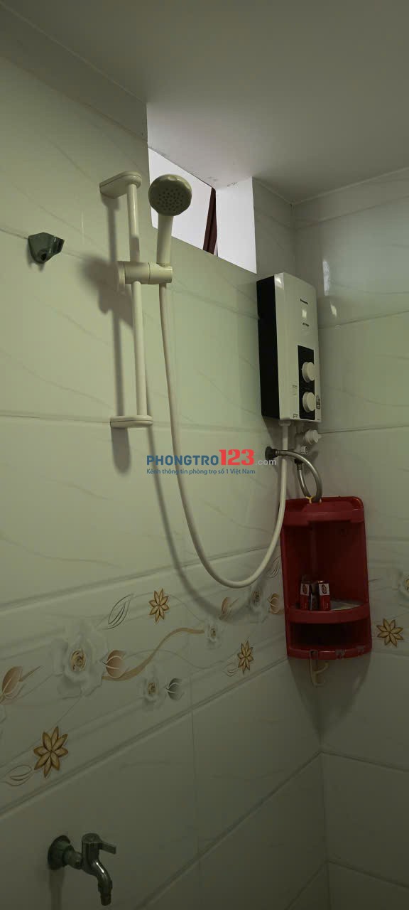 Room for rent—clean and airy. Cho thuê phòng, sạch sẽ, thoáng mát. Khu vực an ninh.