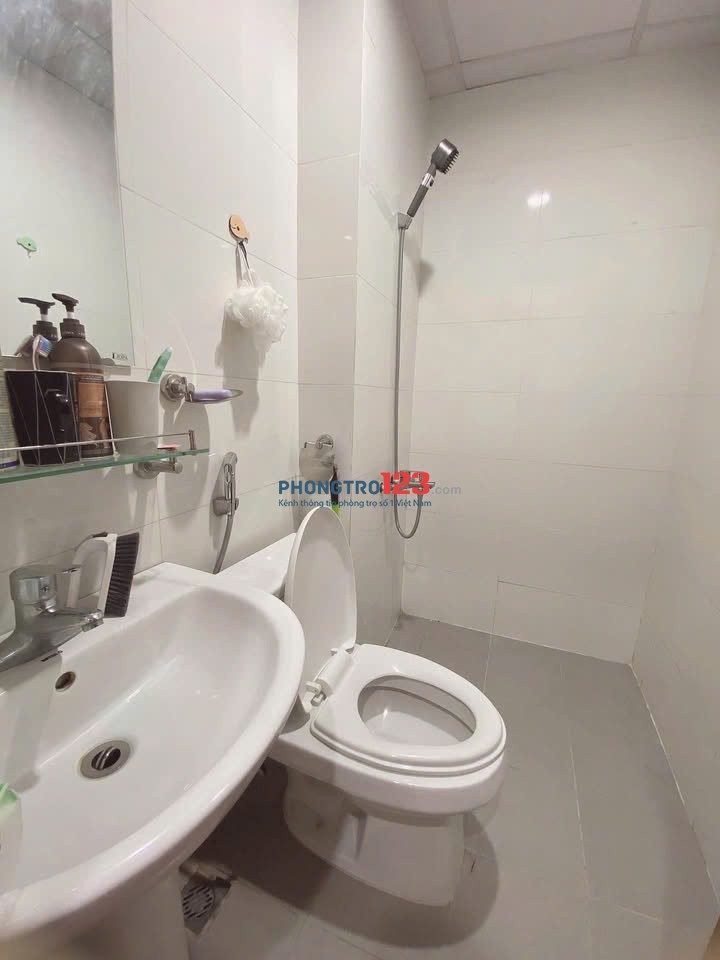 Cần cho thuê căn 2PN C/c Xi Grand Court, Lý Thường Kiệt giá 17tr/tháng