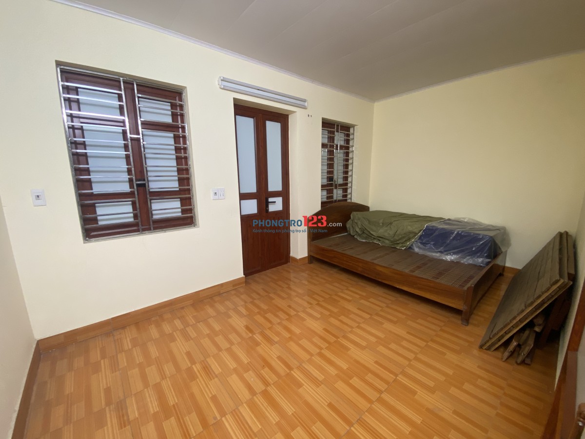Chính chủ cho thuê phòng điều hoà, nóng lạnh, giường, nệm,máy lọc nước RO, sân để xe