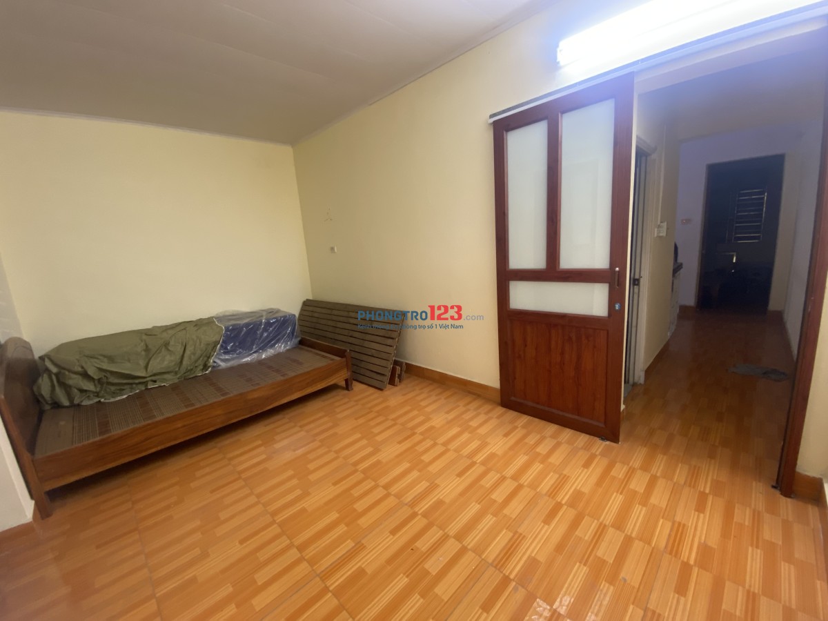 Chính chủ cho thuê phòng điều hoà, nóng lạnh, giường, nệm,máy lọc nước RO, sân để xe