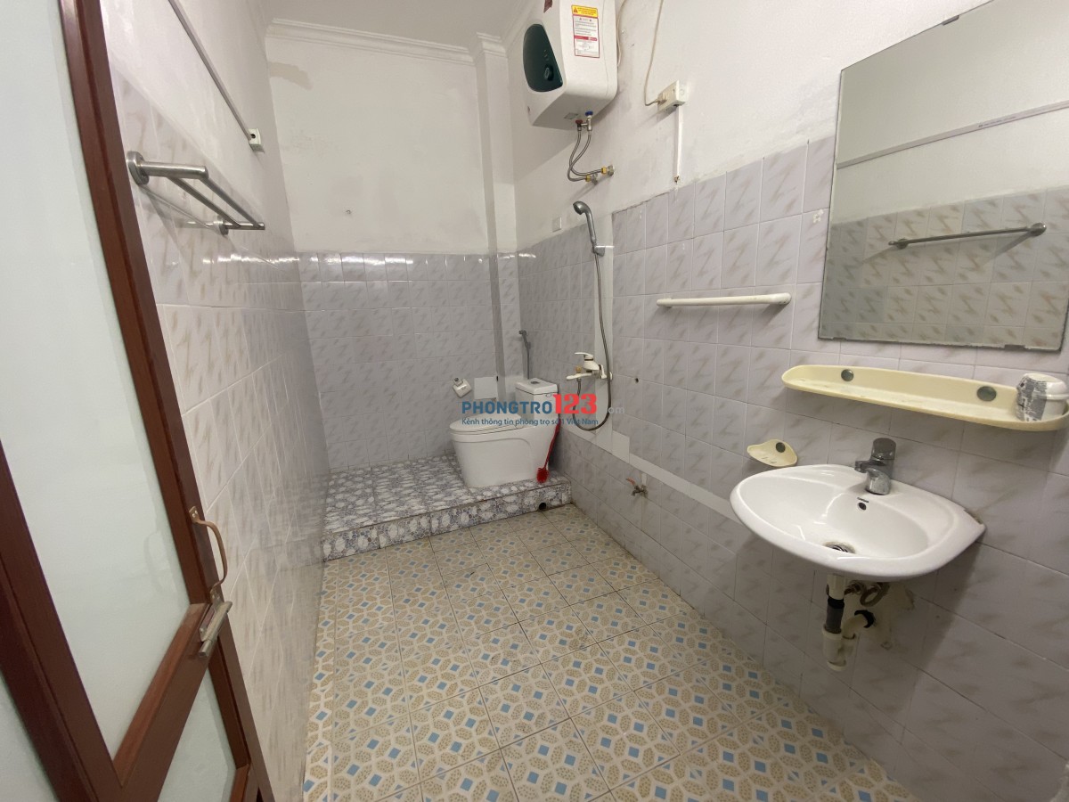 Chính chủ cho thuê phòng điều hoà, nóng lạnh, giường, nệm,máy lọc nước RO, sân để xe